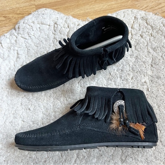 Minnetonka Women's Concho/Feather Side Zip Black Leather Moccasin Booties Sz 9.5 - Picture 1 of 12